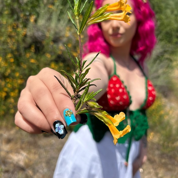 Crochet strawberry pixie π§ββοΈ top - Picture 4 of 4